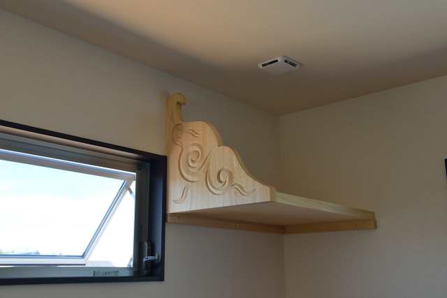 施工例１１ 神棚用棚板の取付　彫刻付棚板の取付