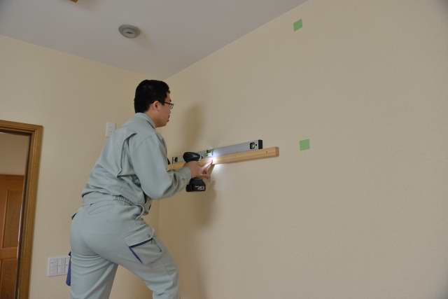 施工例１４ 別誂えの棚板および神棚の取付　棚受けの取付