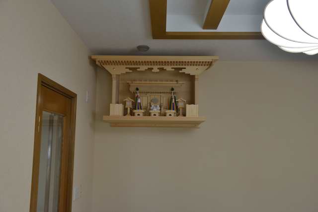 施工例１４ 別誂えの棚板および神棚の取付　厚屋根通三社宮（中）と特別神具セット