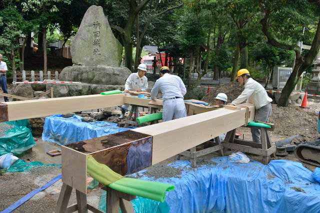 施工例１５ 冠木門の現場施工１　本柱とまぐさ組立