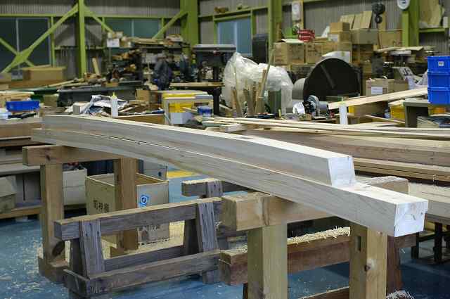 稲荷鳥居の笠木と島木を削り合わせます