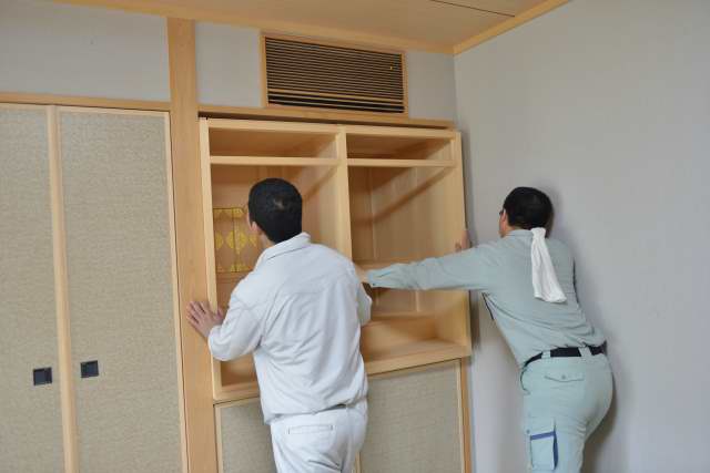 御霊舎施工例１３　神床のはめ込み