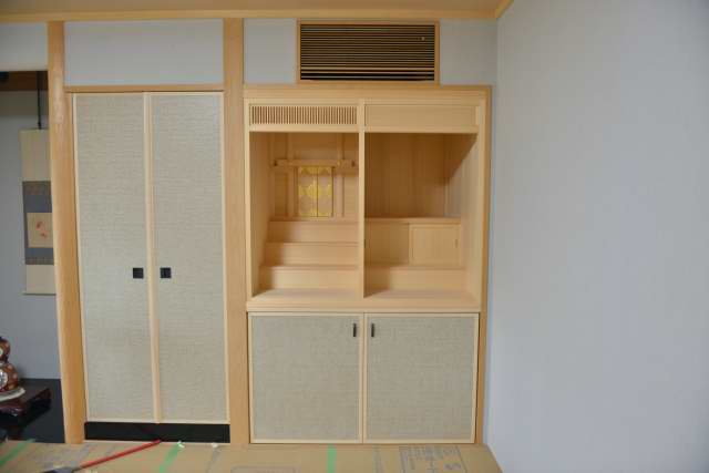 御霊舎施工例１３　神床はめ込み完了