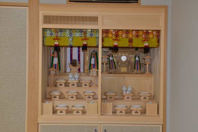 御霊舎施工例１３　神具を並べる