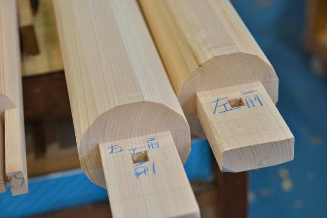 弁天宮の柱丸め加工