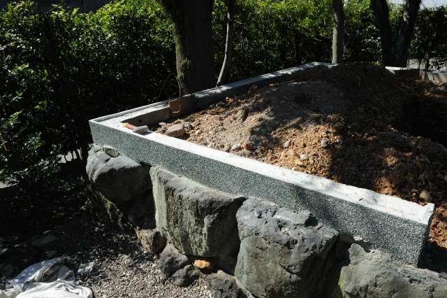 大口神社玉垣の基礎 洗い出し