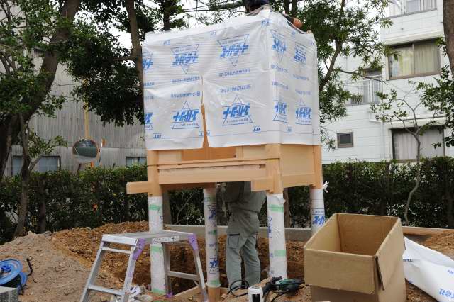 大口神社御本殿　胴据付