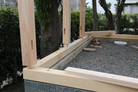 玉垣土台設置と柱仮組み