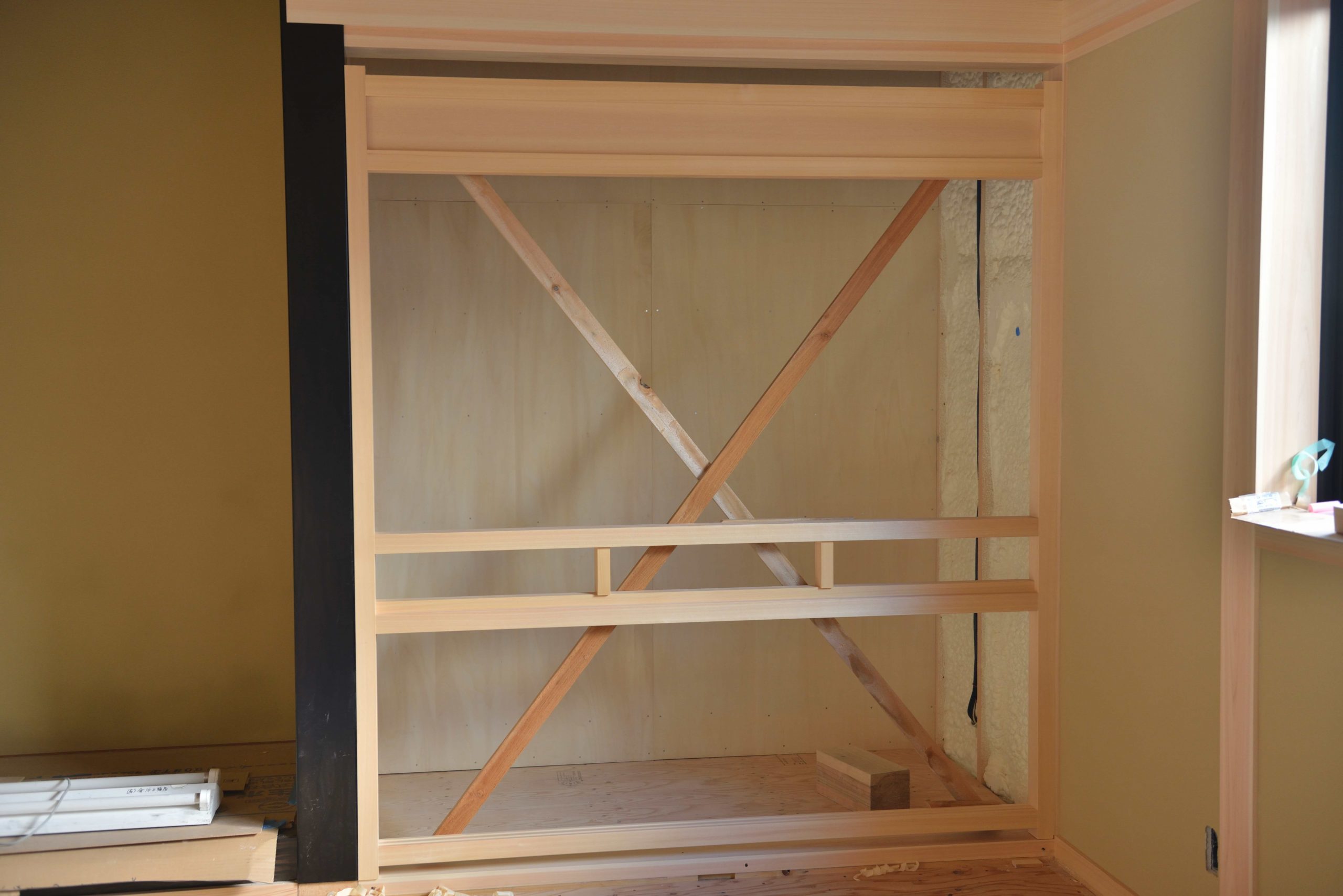 御霊舎の正面枠組みをはめ込む