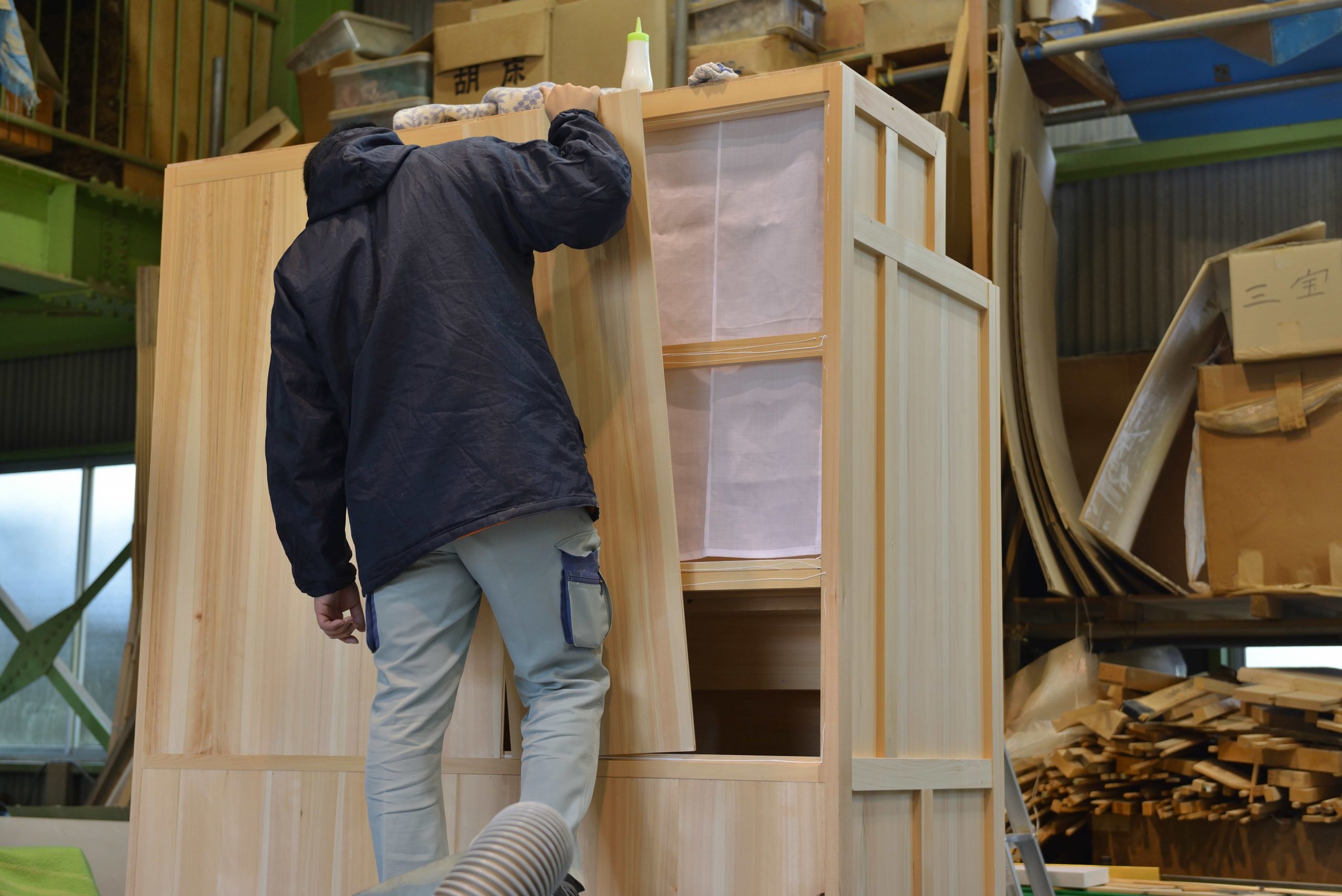 御霊舎の裏板取付