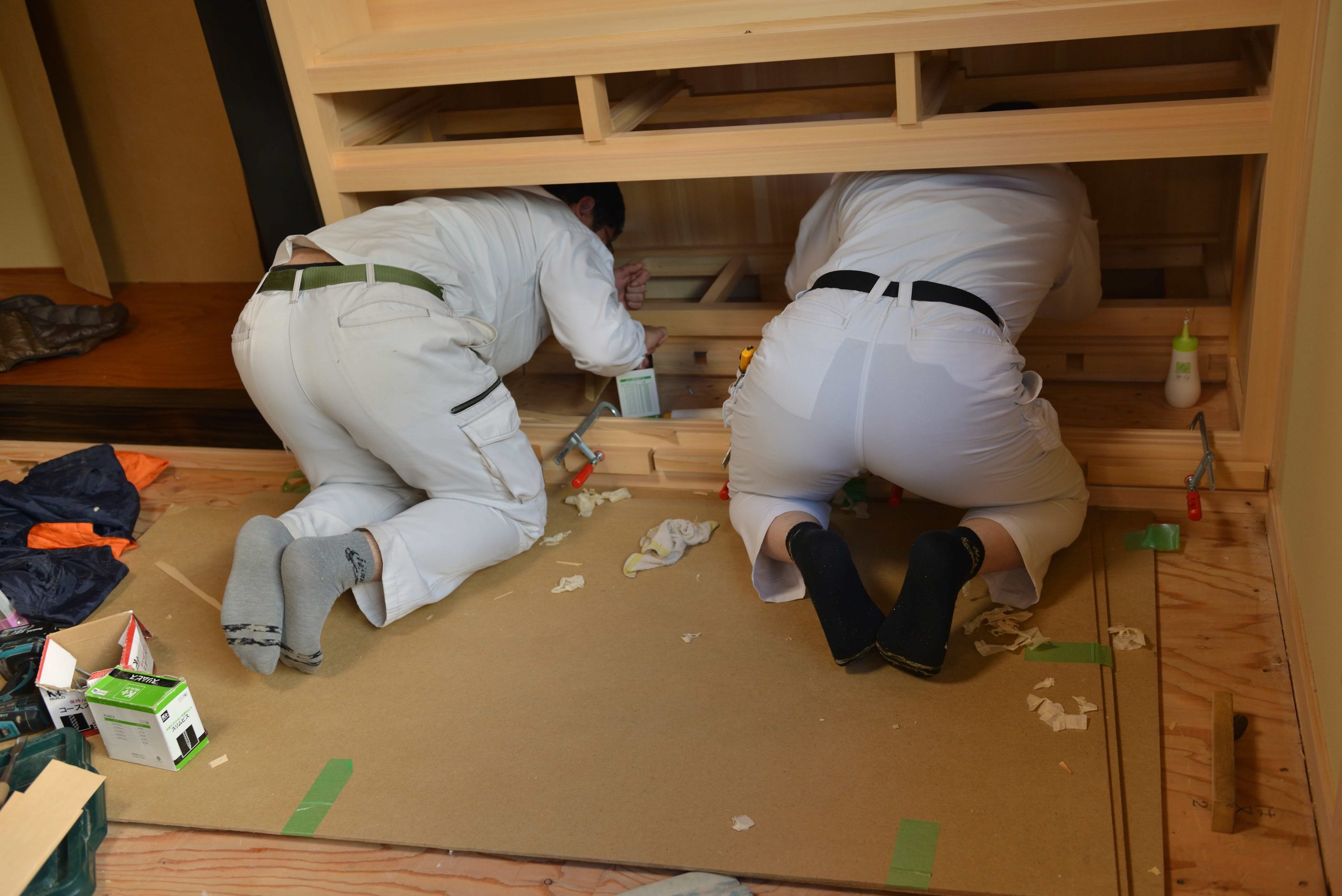 御霊舎の床貼り