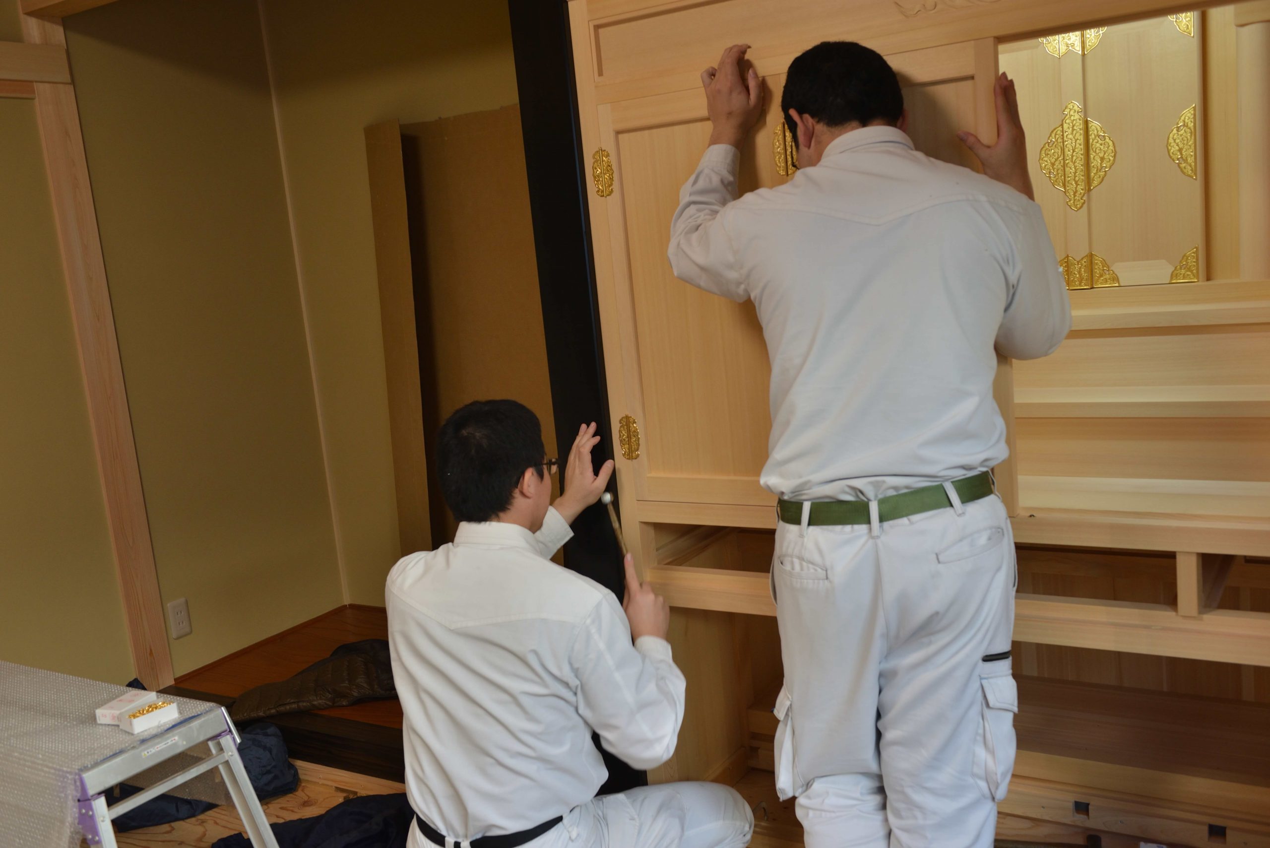 御霊舎の板建具取付