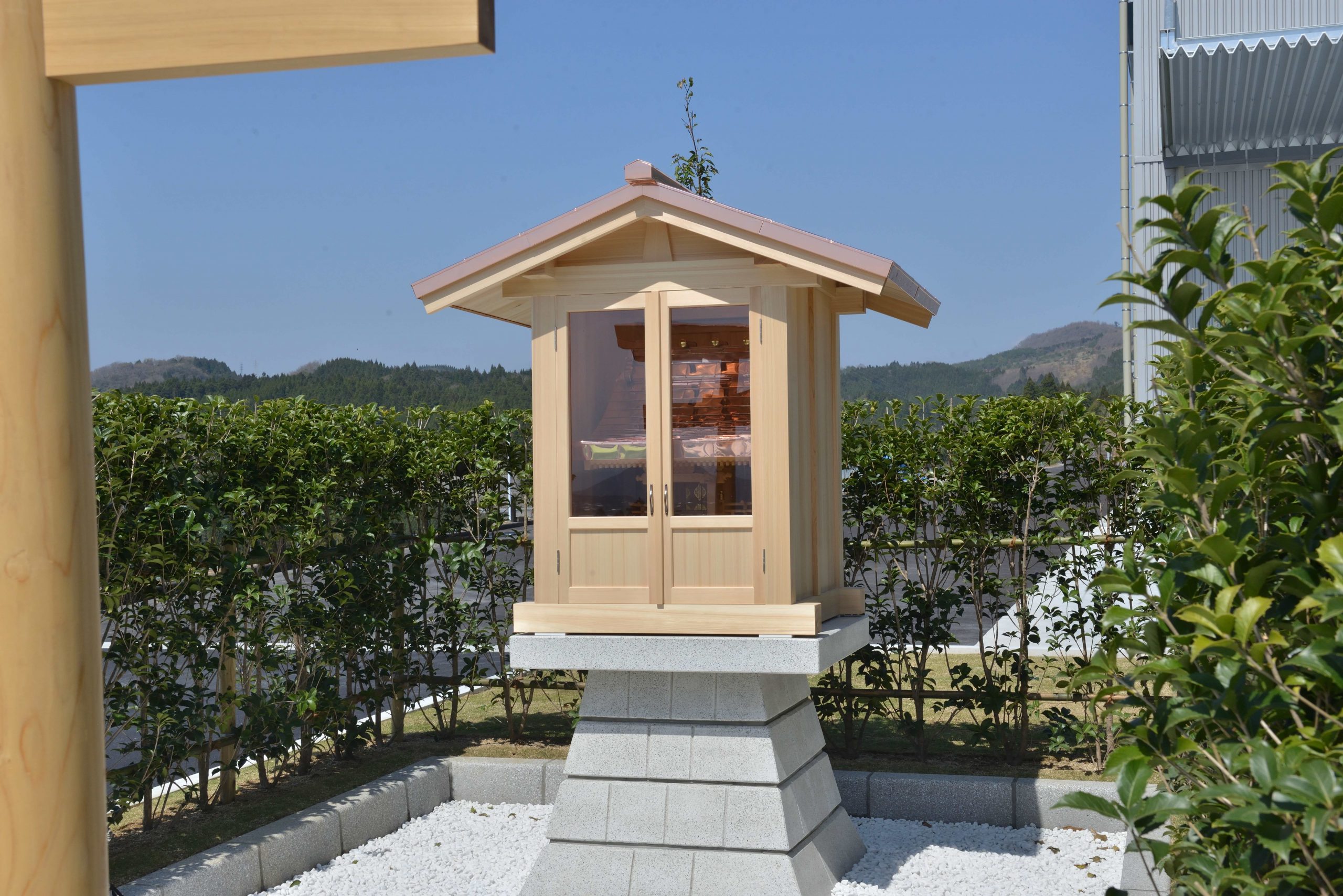 御本殿を御素屋に納める