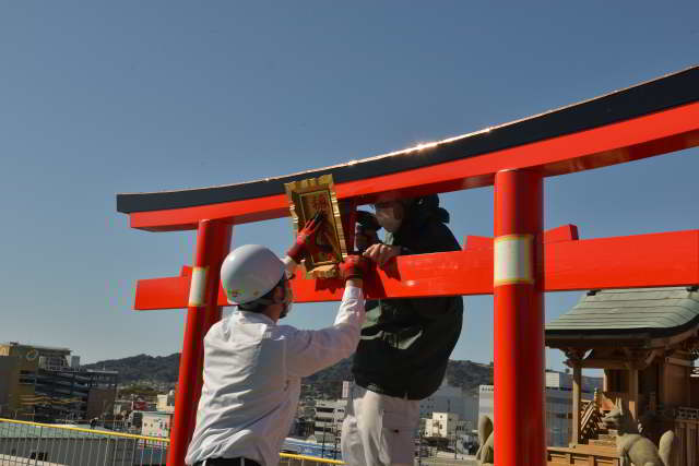 稲荷鳥居と神額