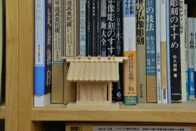 本棚の守り宮