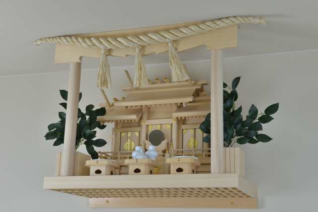 板屋根違三社宮と雲板付格子棚板にしめなわ