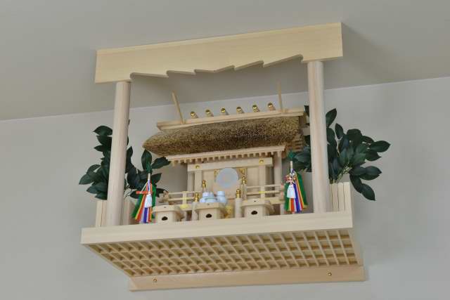 雲板付格子棚板に茅葺一社宮