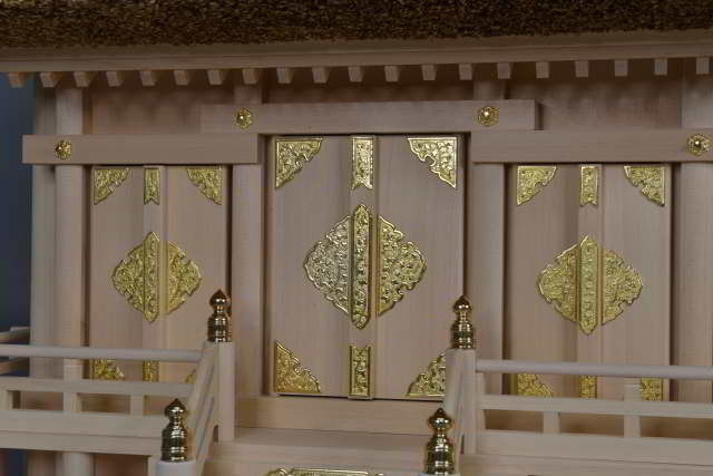 茅葺屋根通三社宮(小)の御扉