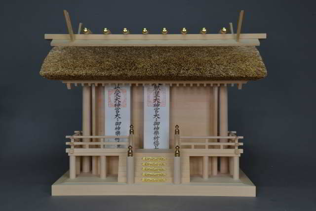 茅葺屋根通三社宮(小)に神楽大麻