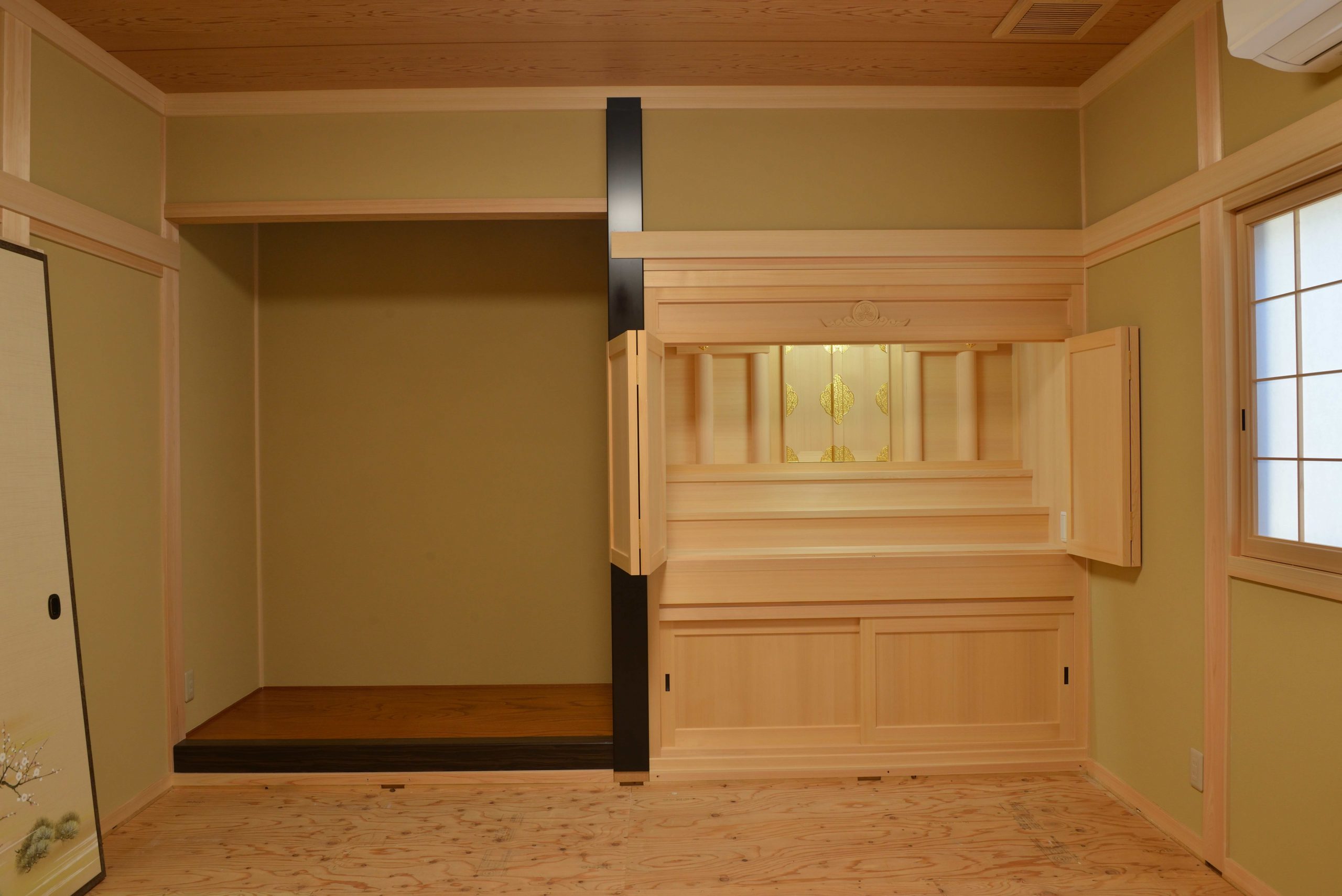 御霊舎の板建具開放