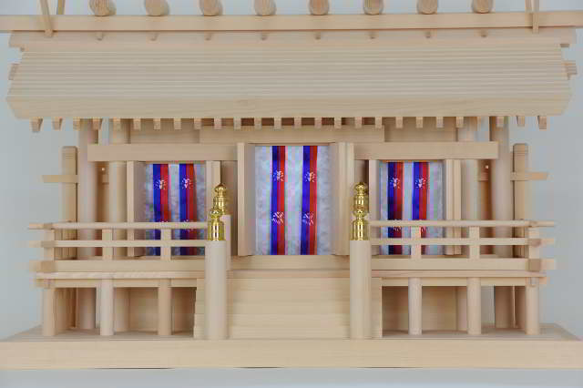 厚屋根通三社宮　金具付の戸張