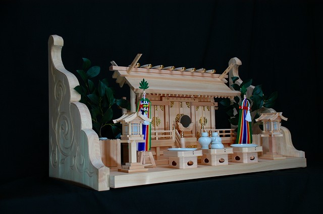 板屋根通三社宮と彫刻付棚板