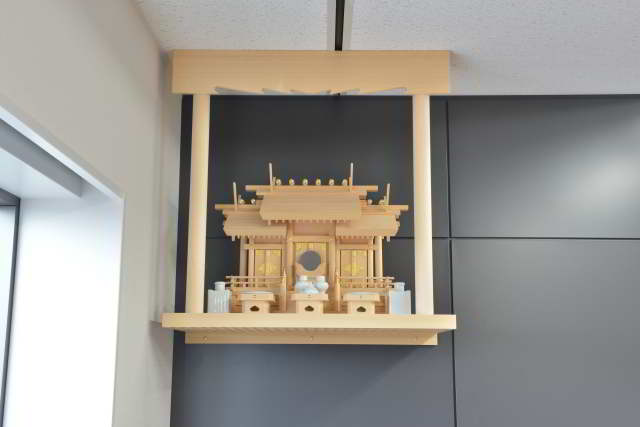 雲板付格子棚板と厚屋根違三社宮（小）