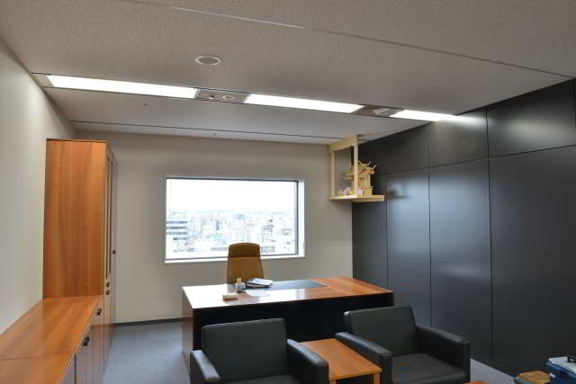 厚屋根違三社宮（小）と社長室