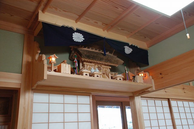 茅葺屋根通三社宮を彫刻付棚板