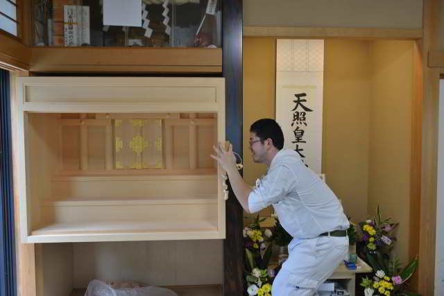 御霊舎施工例１６　御霊舎の取付　仕込み