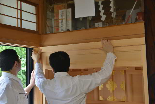 御霊舎施工例１６　御霊舎の取付　ちりよけの取付