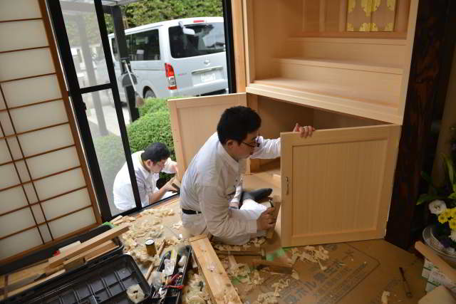 御霊舎施工例１６　御霊舎の取付　下部建具の取付