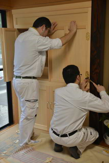 御霊舎施工例１６　御霊舎の取付　上部建具の取付