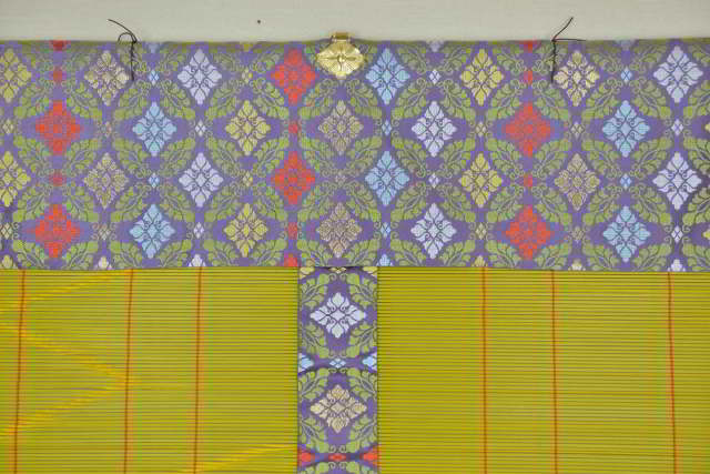 交織金糸入綾錦(紫)紋