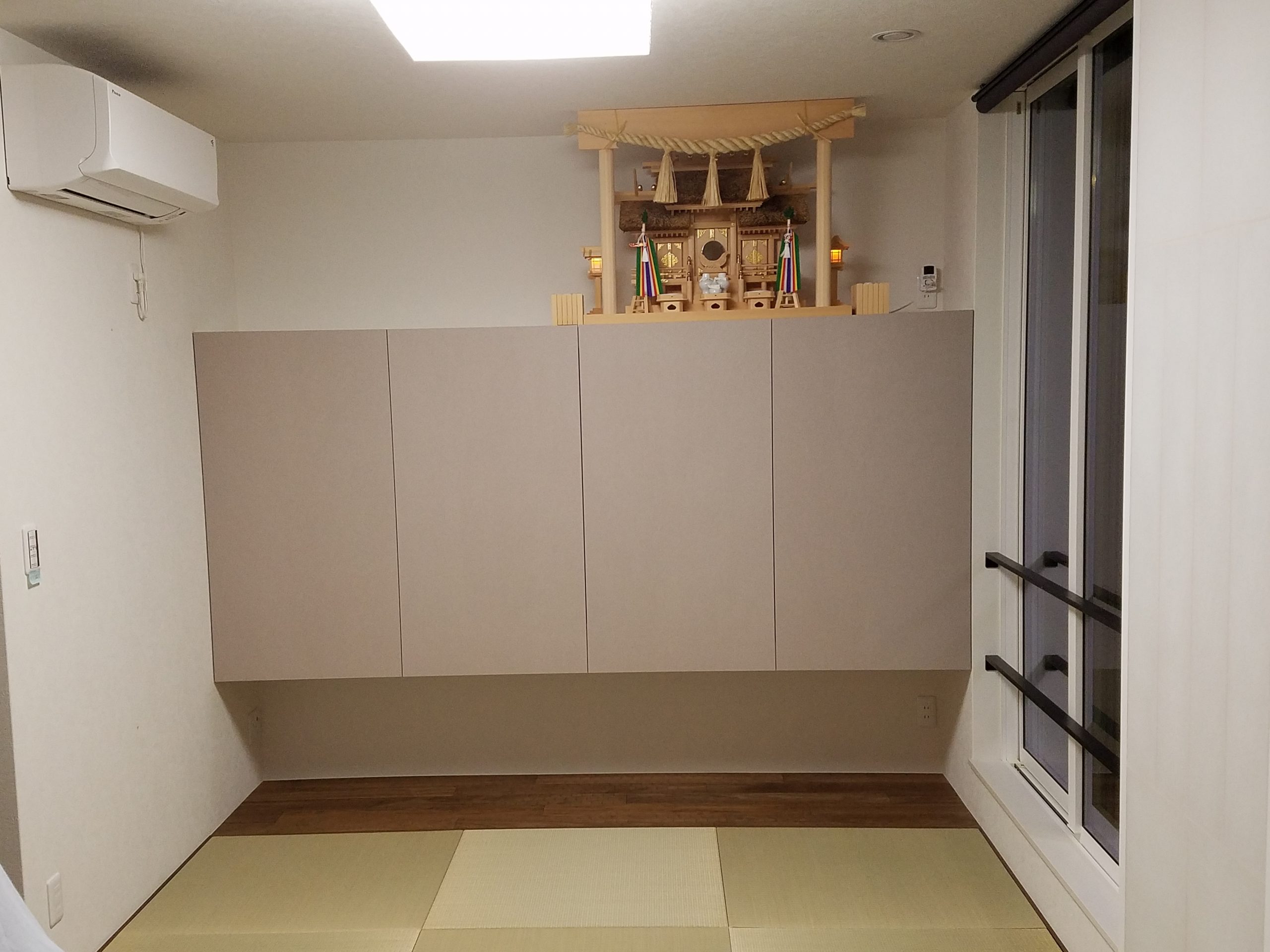 雲板付棚板と茅葺屋根違三社宮（小）