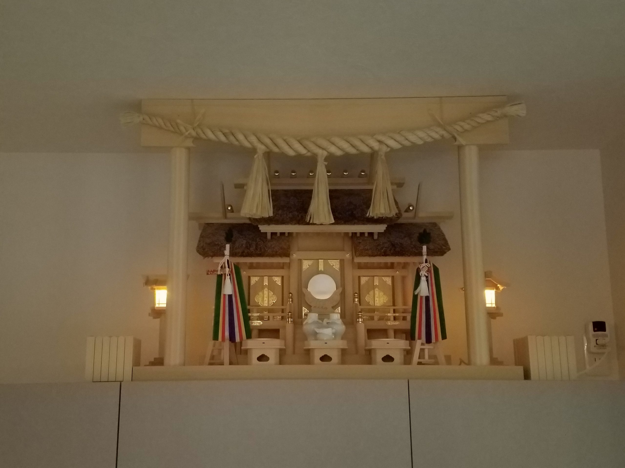 雲板付棚板としめなわと茅葺屋根違三社宮(小)