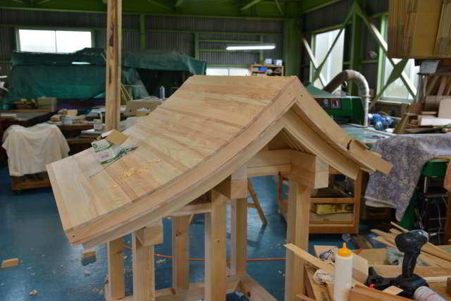 朱塗り祠宮の屋根銅板下地