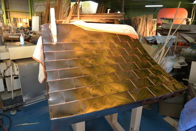 朱塗り祠宮の銅板1文字葺