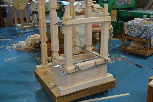 朱塗り祠宮の堂組立