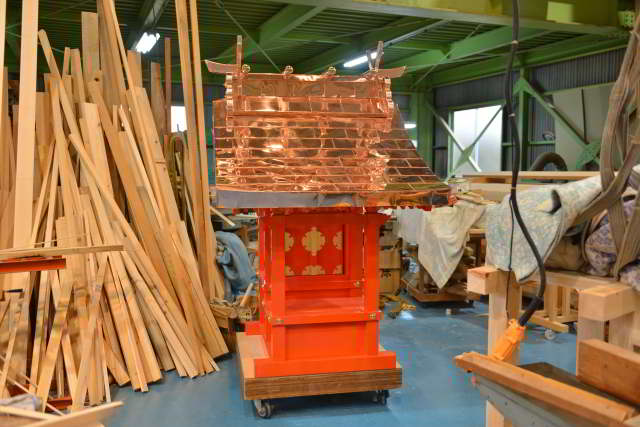 朱塗り祠宮　正面