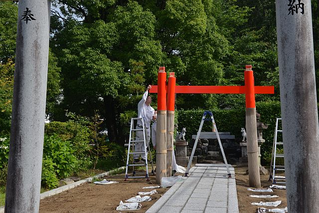 稲荷鳥居の柱建て