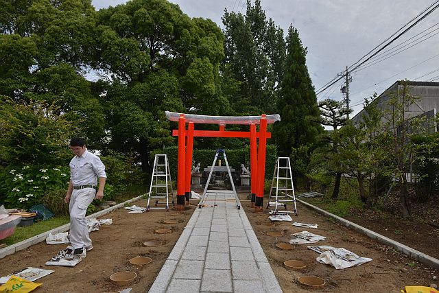 稲荷鳥居の笠木設置