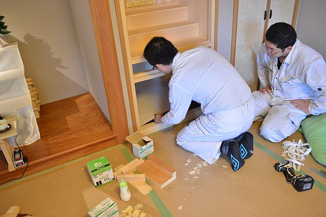 御霊舎の床張り