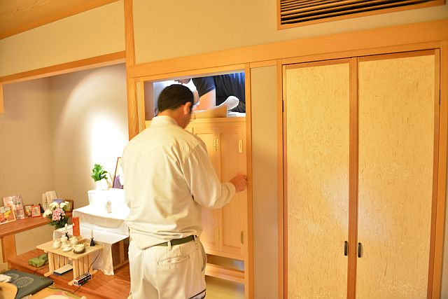 御霊舎の建具取付