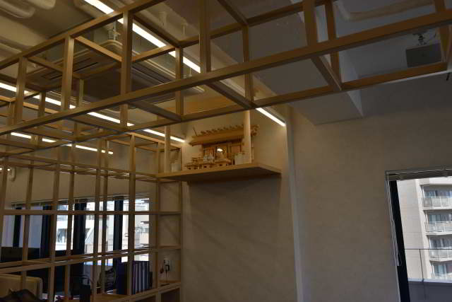 厚屋根通三社宮と雲板付格子棚板