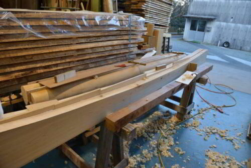 稲荷鳥居笠木の背割り埋めと形成